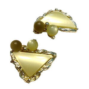 Vintage Mid Century Clip On Earrings Gold Green Lemon Lime Moonglow Thermoset